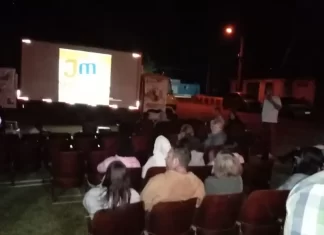 Cinema em movimento reúne uma centena de expectadores em Balneário Gaivota