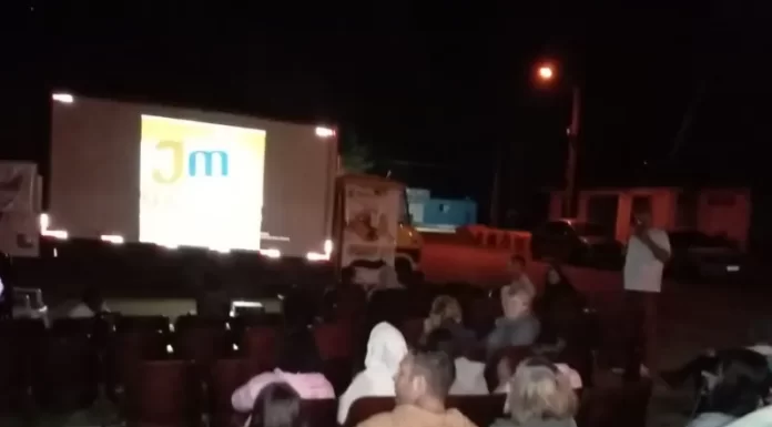 Cinema em movimento reúne uma centena de expectadores em Balneário Gaivota