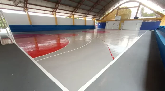 Quadra esportiva da Escola Albino Bernardino de Melo é revitalizada