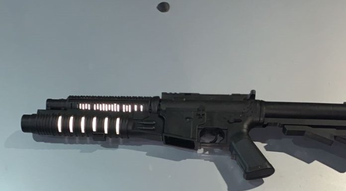 Brincadeira de mau gosto: motorista com réplica de arma persegue van escolar e assusta alunos em Araranguá