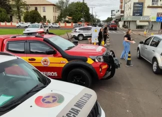 Polícia Militar realiza blitz educativa em parceria com entidades locais em alusão ao Maio Amarelo e Maio Laranja