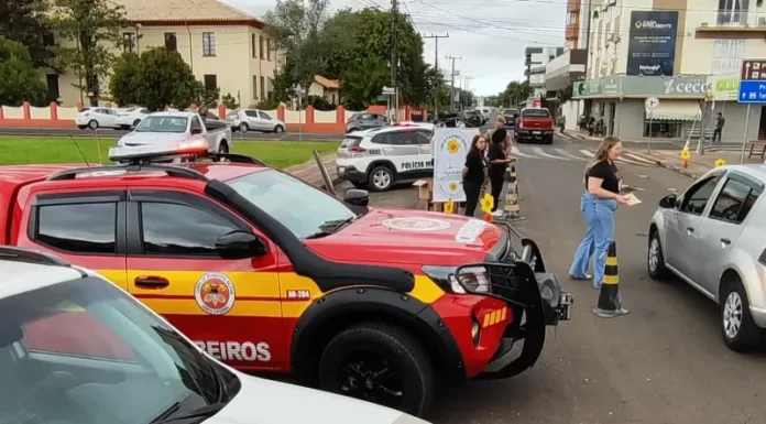Polícia Militar realiza blitz educativa em parceria com entidades locais em alusão ao Maio Amarelo e Maio Laranja