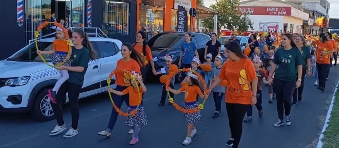 Gaivota faz caminhada, crianças e autoridades pedem o fim da exploração sexual infantil