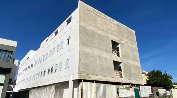 Obra do novo Complexo de Saúde Mental do Hospital de Praia Grande avança para instalação de aberturas e piso