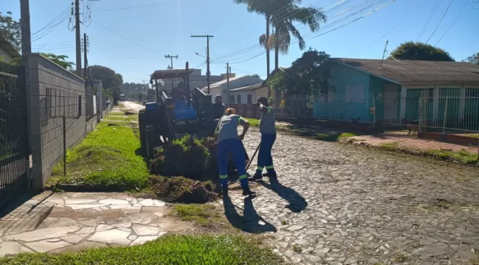 Prefeitura de Sombrio realiza mutirão de limpeza em bairros do município
