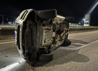Carro com família de Gramado tomba na BR-101 em São João do Sul
