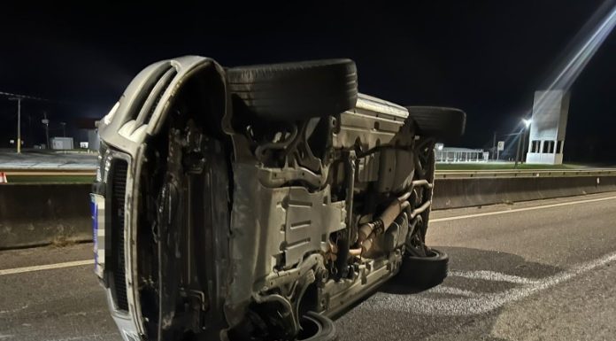 Carro com família de Gramado tomba na BR-101 em São João do Sul