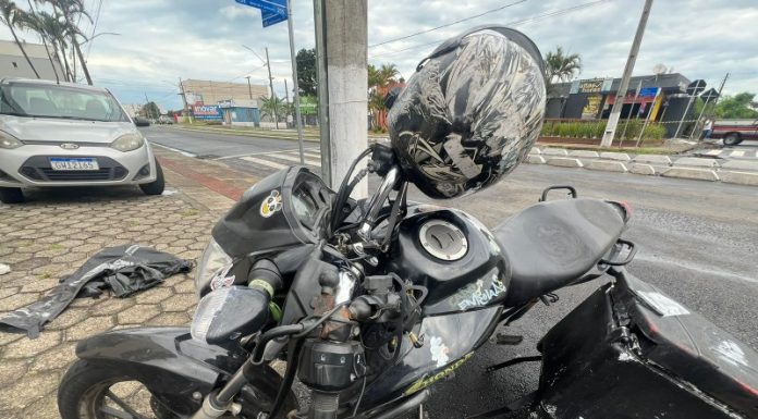 Incêndio assusta bairro e causa acidente com motoboy em Sombrio