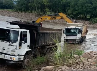 Caminhão tomba no Rio em Praia Grande