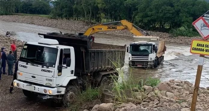 Caminhão tomba no Rio em Praia Grande
