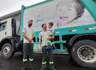 Encantado pelo caminhão da coleta, menino de Araranguá recebe visita especial