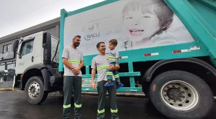 Encantado pelo caminhão da coleta, menino de Araranguá recebe visita especial