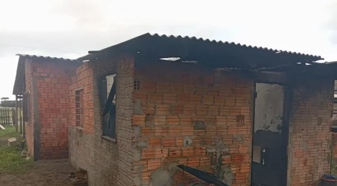 Incêndio em casa assusta moradores de Balneário Gaivota