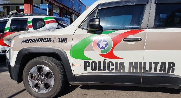Colisão em rotatória deixa mulher ferida em Sombrio