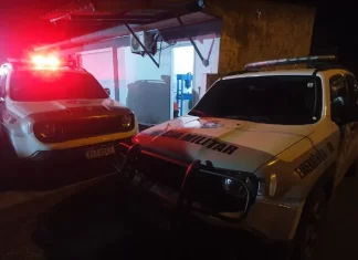 Confusão e ameaças em Passo de Torres: homem embriagado é preso após perturbar sossego e enfrentar policiais