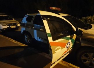 Homem agride irmã com madeira e é preso após fugir para matagal em Sombrio