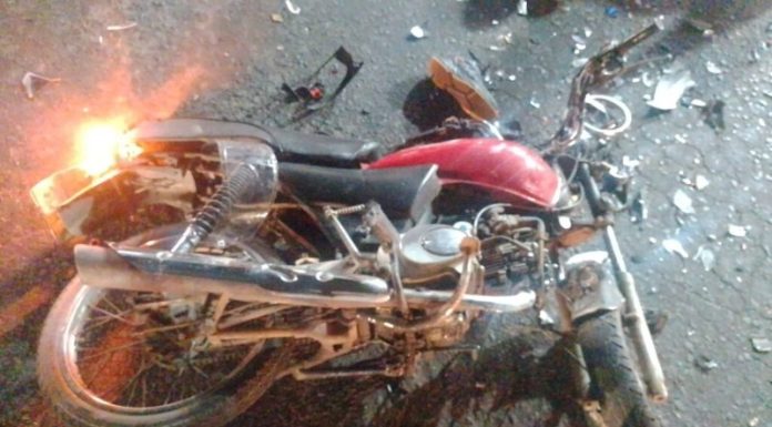Colisão entre duas motos deixa três pessoas feridas em Araranguá