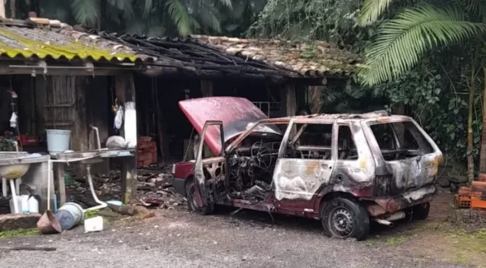 Idoso tem carro incendiado pelo próprio neto que acabou preso