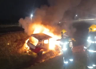 Carro pega fogo após batida com caminhão na BR-101, em Içara