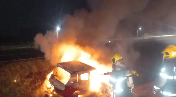 Carro pega fogo após batida com caminhão na BR-101, em Içara
