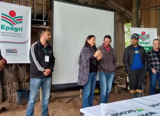 Agricultores de Sombrio participam de curso de manejo da pitaya