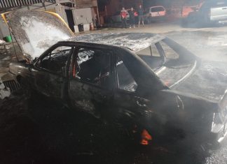 Carro pega fogo em pátio de empresa em Meleiro
