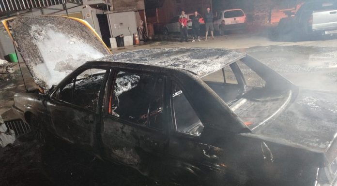 Carro pega fogo em pátio de empresa em Meleiro