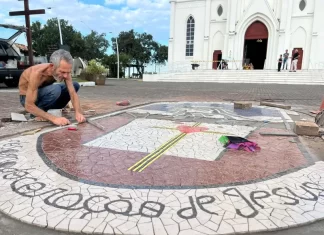 “Zé Bandido” deixa sua marca artística com lindo mosaico na Praça da Igreja Matriz de Sombrio
