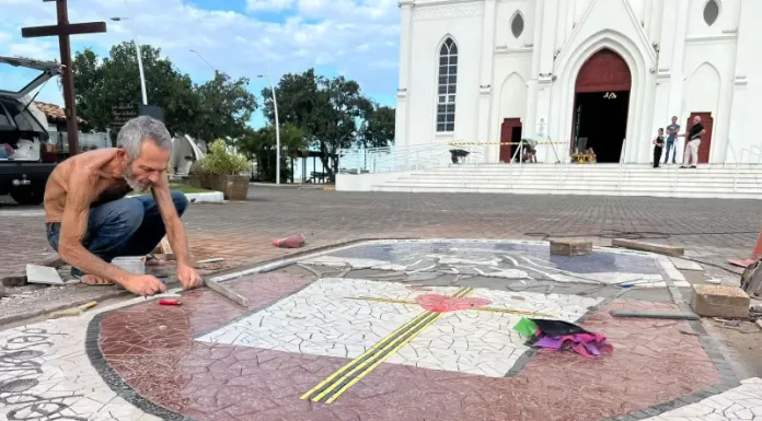 “Zé Bandido” deixa sua marca artística com lindo mosaico na Praça da Igreja Matriz de Sombrio