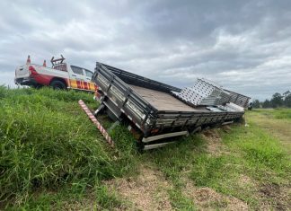 Caminhão sai da pista na BR-101 em Araranguá nesta segunda-feira