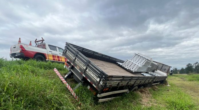Caminhão sai da pista na BR-101 em Araranguá nesta segunda-feira
