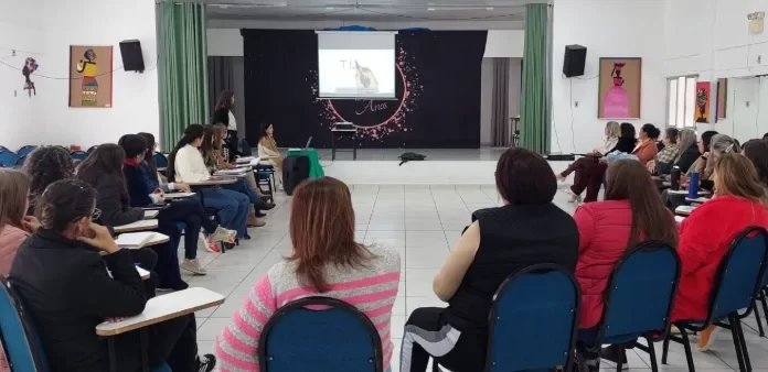 Professores do Projeto Girassol participam de formação sobre aprendizagem e dislexia em Sombrio