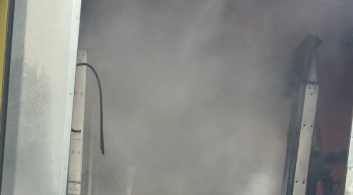 Carreta pega fogo na BR-101, em Maracajá, e mobiliza bombeiros