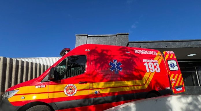 Mulher de 51 anos cai de escada em Sombrio e é socorrida pelos Bombeiros