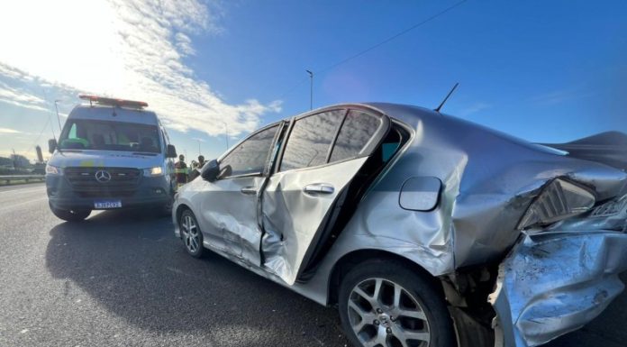 Sexta-feira inicia com acidente de trânsito na BR-101 em Araranguá
