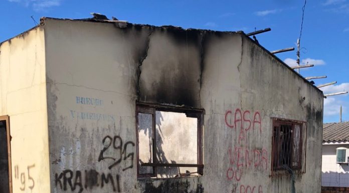 Incêndio atinge casa no bairro Coloninha em Araranguá