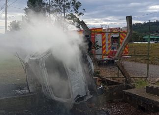 Carro pega fogo após bater em muro em Turvo!