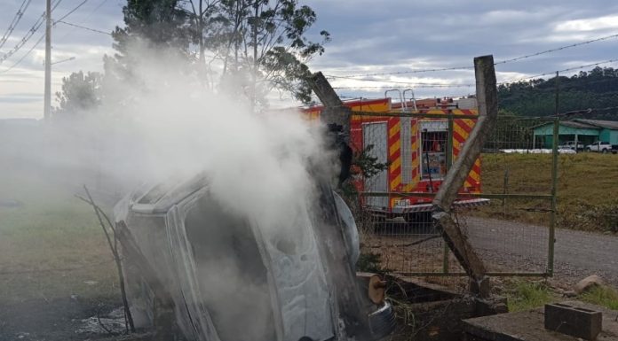 Carro pega fogo após bater em muro em Turvo!