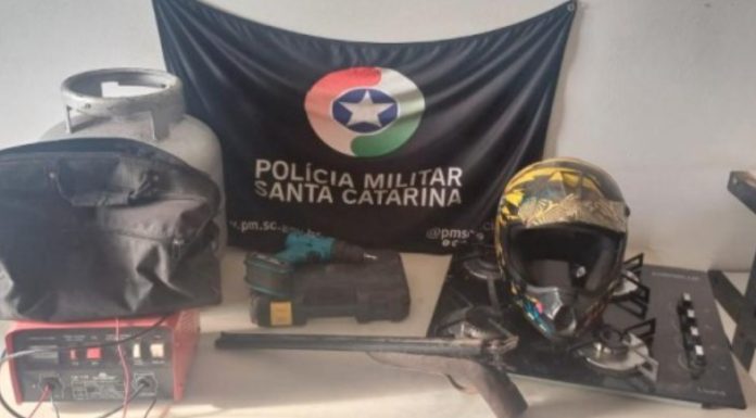 Casa vira esconderijo de furtos, arma e até pássaro silvestre em Araranguá!