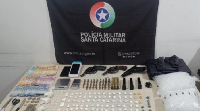 Motorista de “Uber” é preso por tráfico de drogas e posse de armas em Araranguá