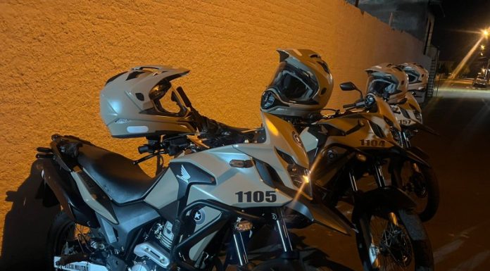 Prisão na operação choque de ordem em Araranguá: Homem com tornozeleira é flagrado com drogas e dois mandados ativos