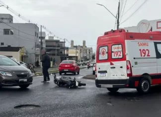 Colisão entre carro e moto deixa motociclista ferida em Sombrio