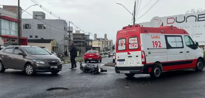Colisão entre carro e moto deixa motociclista ferida em Sombrio