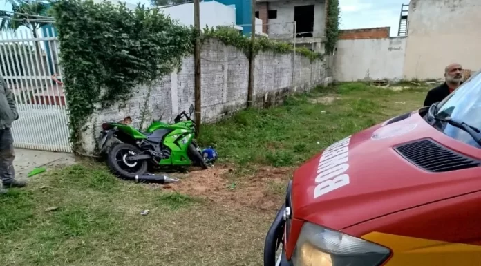 Jovem morre após colidir com moto em muro em Passo de Torres