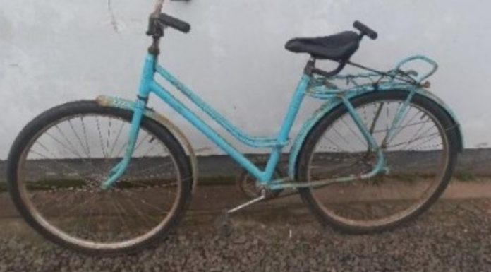 Mulher vê homem com sua bicicleta furtada e ajuda polícia a recuperar o bem em Araranguá