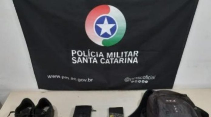 Ladrão é flagrado com tênis da vítima no pé e R$ 502 no bolso em Araranguá
