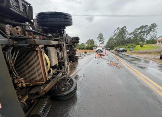 Caminhão tomba após colisão com carro em São João do Sul
