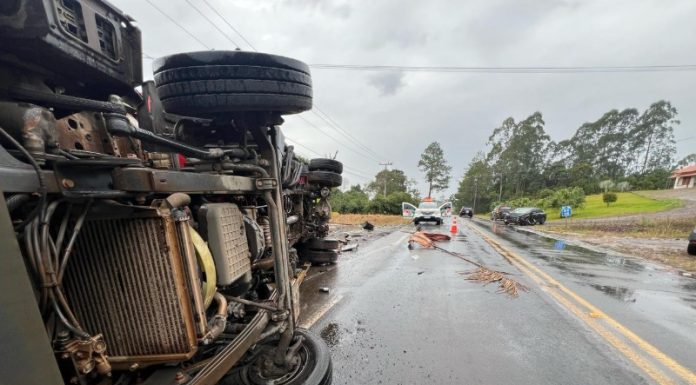 Caminhão tomba após colisão com carro em São João do Sul