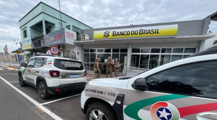 Bandidos invadem agência bancária em São João do Sul e furtam armas e coletes