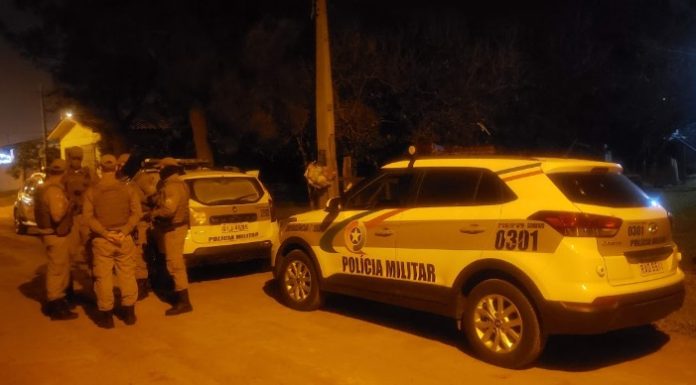 Homem ameaça colocar fogo em carro e causa pânico familiar em Passo de Torres